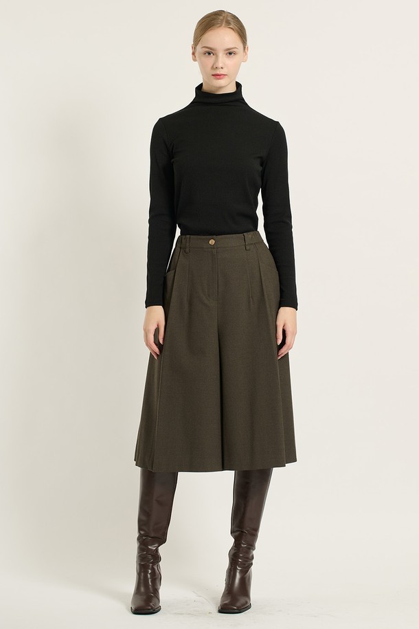 [25WT] 미디 기장 와이드 팬츠는 여성용 와이드 핏 팬츠로, 가을과 겨울에 입기 좋은 제품입니다. M BROWN 색상과 M BEIGE 색상으로 출시되었으며, 클래식하고 세련된 스타일을 연출할 수 있습니다. 허리 부분 버튼 디테일과 포켓 장식이 돋보이며, 깔끔한 라인이 특징입니다. 폴리에스터, 레이온, 폴리우레탄 혼방 소재로 제작되어 편안한 착용감을 선사하며, 출근룩, 오피스룩, 모임룩 등 다양한 TPO에 활용 가능합니다. 미니멀하고 시크한 스타일을 선호하는 분들께 추천합니다.
