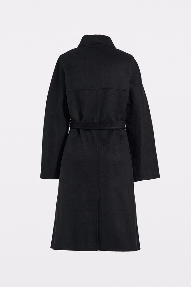 [25WT] 벨티드 핸드메이드 코트는 여성 고객을 위한 겨울 코트입니다. 블랙과 다크 레드의 두 가지 컬러로 출시되었으며, 일상과 격식 있는 자리에 모두 잘 어울립니다. 레귤러핏의 롱 기장으로, 부드러운 촉감과 두꺼운 두께가 특징입니다. 모, 폴리에스터, 아크릴, 레이온, 나일론 등 고급스러운 소재로 제작되어 우아하고 클래식한 스타일을 연출하며, 벨티드 디테일과 세련된 실루엣이 돋보입니다. 특히, 오피스룩, 겨울 데일리룩, 모임룩에 시크하게 매치하기 좋습니다.
