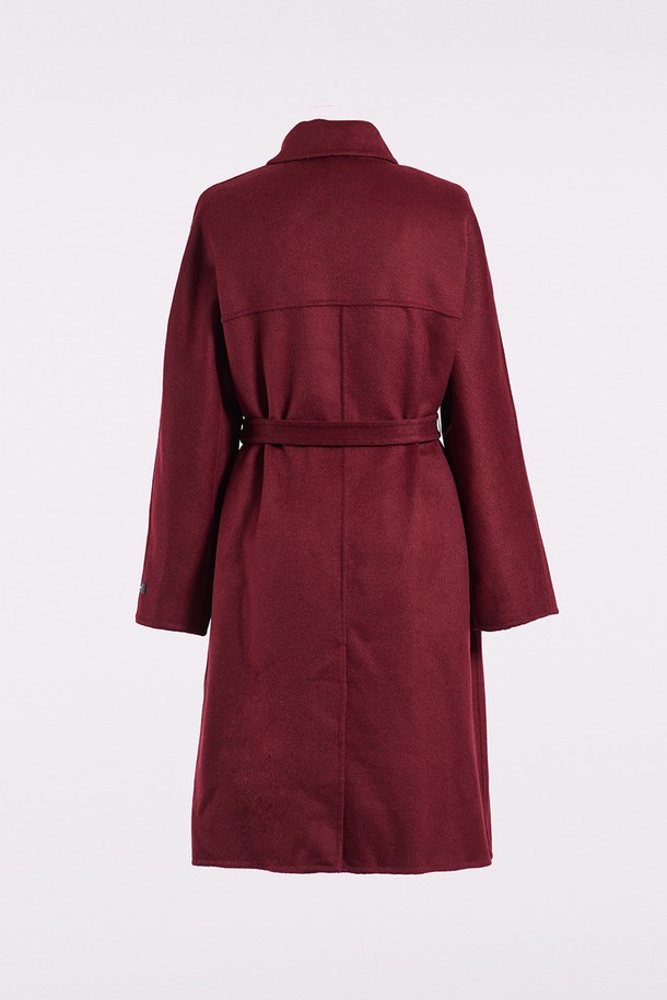 [25WT] 벨티드 핸드메이드 코트는 다크 레드와 블랙 컬러로 출시된 여성용 코트입니다. 가을과 겨울에 어울리는 두꺼운 두께감의 롱 기장 코트로, 클래식하고 엘레강스한 스타일을 연출합니다. 부드러운 촉감의 폴리에스테르, 울, 아크릴, 레이온, 나일론 혼방 소재로 제작되었으며, 싱글 버튼 여밈과 벨트 디테일이 특징입니다. 레귤러 핏으로 허리 라인을 강조하여 여성스러운 실루엣을 완성하며, 오피스룩, 모임룩, 겨울 데일리룩 등 다양한 TPO에 활용 가능합니다. 미니멀하고 시크한 스타일을 선호하는 고객에게 추천합니다.
