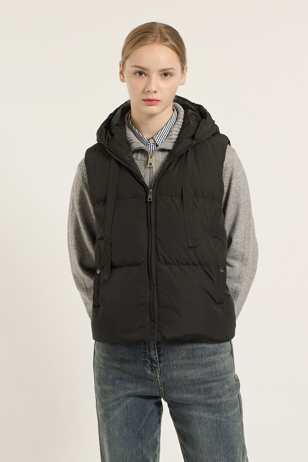 [25WT] 다운 베스트 - BLACK B5D9F87599는 겨울철 보온성을 책임지는 여성용 다운 베스트입니다. 미니멀한 디자인과 무지 패턴으로 어떤 스타일에도 쉽게 매치할 수 있으며, 부드러운 촉감의 폴리에스테르 소재를 사용하여 편안한 착용감을 선사합니다. 레귤러 핏과 지퍼형 여밈 방식으로 간편하게 착용할 수 있으며, 레이어링이 용이하여 다양한 스타일을 연출할 수 있습니다. 덕다운 충전재(솜털 90%, 깃털 10%)와 두꺼운 두께로 뛰어난 보온성을 제공하며, 전면 포켓 디테일로 실용성을 더했습니다. 겨울 데일리룩, 산책룩 등 다양한 TPO에 활용 가능한 블랙, 아이보리 컬러의 다운 베스트입니다.
