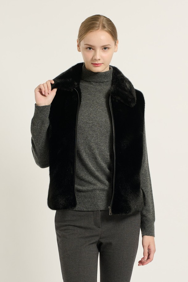 [25WT] 페이크 퍼 베스트 - BLACK B5D9I97199는 부드러운 촉감과 뛰어난 보온성을 자랑하는 여성용 페이크 퍼 베스트입니다. 슬림핏 디자인과 크롭 기장으로 세련된 스타일을 연출하며, 전면 지퍼 디테일로 포인트를 더했습니다. 블랙 컬러의 무지 패턴으로 어떤 룩에도 쉽게 매치할 수 있으며, 가을, 겨울철 데일리룩, 모임룩, 데이트룩 등 다양한 TPO에 활용하기 좋습니다. 폴리에스터 소재의 안감과 두꺼운 두께감으로 따뜻함을 선사하며, 미니멀, 클래식, 시크 스타일을 즐기는 여성에게 추천합니다. 민소매 디자인으로 레이어드하여 더욱 멋스럽게 연출할 수 있습니다.
