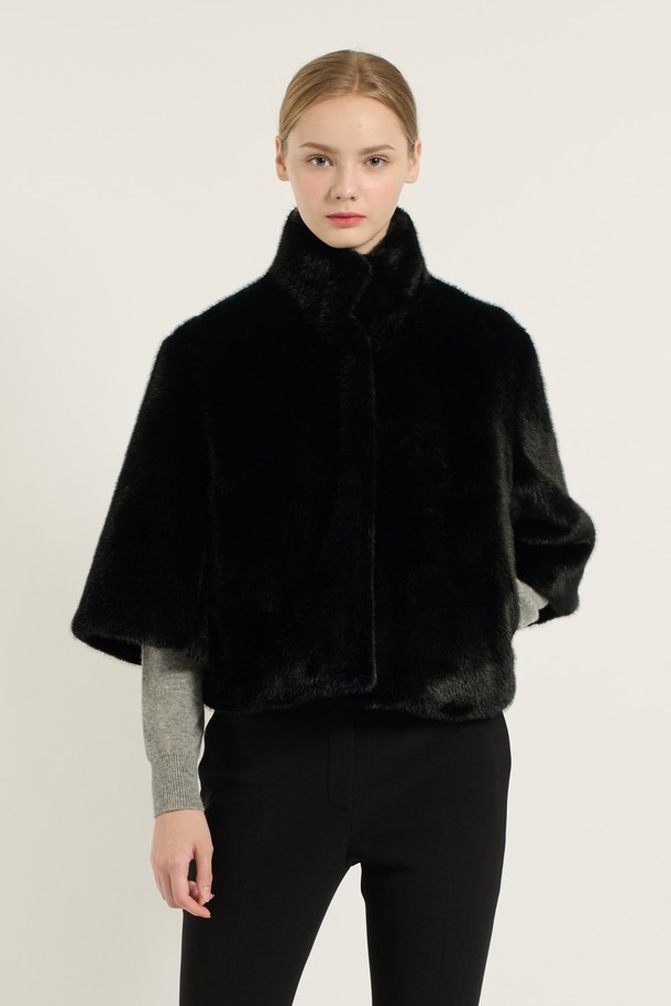 [25WT] 하이넥 페이크 퍼 재킷 - BLACK B5D9I97299는 겨울철 시크하고 우아한 스타일을 연출해 줄 여성용 하이넥 페이크 퍼 재킷입니다. 부드러운 촉감의 폴리에스터 소재로 제작되어 뛰어난 보온성을 자랑하며, 숏 기장과 자연스러운 핏으로 편안한 착용감을 선사합니다. 블랙과 실버 두 가지 컬러로 출시되어 다양한 룩에 매치하기 용이하며, 무지 디자인과 양옆 포켓, 그리고 세심한 마감 처리로 고급스러운 분위기를 더했습니다. 겨울 데일리룩, 모임룩, 파티룩 등 TPO에 맞춰 시크하고 클래식한 스타일을 완성해보세요.
