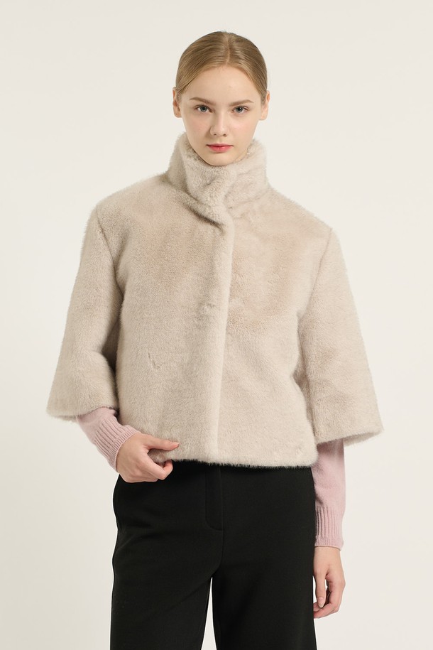 세련되고 우아한 무드의 여성용 [25WT] 하이넥 페이크 퍼 재킷 - SILVER B5D9I97209입니다. 부드러운 촉감의 두꺼운 폴리에스테르 소재로 제작되어 겨울철 보온성을 높여줍니다. 하이넥 디자인과 히든 버튼 여밈 방식으로 깔끔한 실루엣을 연출하며, 세미 오버핏으로 편안하게 착용 가능합니다. 실버와 블랙 두 가지 컬러로 출시되어 다양한 스타일 연출이 가능하며, 일상, 데이트, 모임 등 다양한 TPO에 활용하기 좋습니다. 내부에는 폴리에스터 안감이 덧대어져 있으며, 긴 소매 기장과 실용적인 주머니 디테일로 편의성을 더했습니다.
