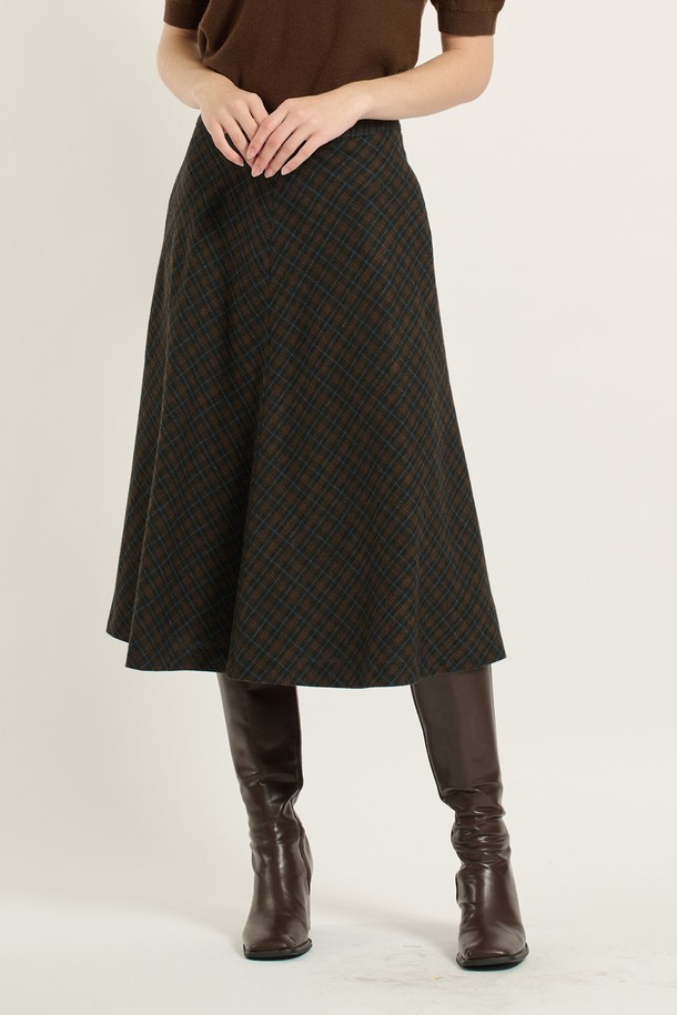 [25WT] 훌 체크 스커트 - DARK KHAKI B5D9S20283는 여성스러운 실루엣을 연출하는 다크 카키 컬러의 체크 스커트입니다. 가을, 겨울 시즌에 어울리는 중간 두께의 플레어 A라인 스커트로, 우아하고 클래식한 스타일을 제안합니다. 폴리에스터와 모 혼방 소재로 제작되어 편안함과 고급스러운 분위기를 동시에 느낄 수 있습니다. 허리 부분의 섬세한 디테일과 다리 라인을 아름답게 강조하는 디자인이 특징입니다. 오피스룩, 모임룩, 가을 나들이룩 등 다양한 TPO에 활용 가능한 미디 스커트입니다.
