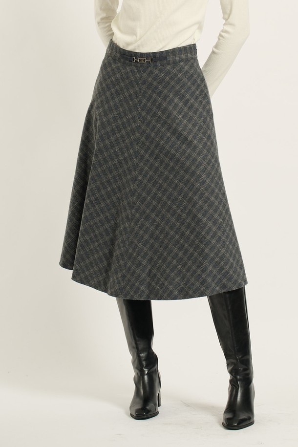 [25WT] 훌 체크 스커트 - M GRAY (B5D9S20216)는 여성스러운 무드를 연출하는 훌 스커트입니다. M GRAY 색상의 체크 패턴으로, 겨울철 데일리룩, 모임룩, 데이트룩 등 다양한 TPO에 활용하기 좋습니다. 부드러운 촉감의 폴리에스터, 모 혼방 소재로 제작되었으며, 허리선의 슬림한 벨트 디테일과 자연스럽게 퍼지는 A라인/플레어 실루엣이 특징입니다. 슬림 핏으로 우아하고 여성스러운 스타일을 완성하며, 다양한 상의와 매치하여 클래식, 미니멀, 로맨틱 스타일을 연출할 수 있습니다. 두께감 있는 소재로 따뜻하게 착용 가능하며, 편안한 착용감을 선사합니다.
