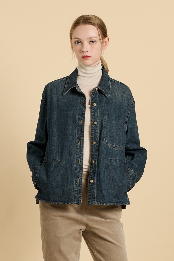 다크 블루 컬러의 [25WT] 포켓 포인트 데님 블라우스입니다. 면 소재로 제작되어 부드러운 촉감을 선사하며, 레귤러핏과 긴 소매 기장으로 편안하게 착용할 수 있습니다. 심플한 디자인에 포켓 디테일이 더해져 캐주얼한 매력을 더하며, 카라넥과 버튼 클로징으로 클래식한 무드를 연출합니다. 봄, 가을 시즌에 출근룩 또는 데이트룩 등 다양한 TPO에 맞춰 스타일리시하게 연출해보세요. 베이직하면서도 세련된 디자인으로 미니멀한 스타일을 즐기는 여성분들에게 추천합니다.
