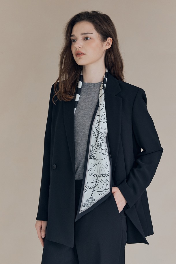 [25FA] 더블브레스티드 재킷 - BLACK A5F8J12299는 여성 고객을 위한 아우터 상품입니다. 모던, 클래식, 엘레강스 스타일을 추구하는 분들께 적합하며, 일상, 오피스룩, 출근룩, 모임룩 등 다양한 TPO에 활용할 수 있습니다. 레귤러핏의 블랙 컬러, 무지 패턴의 더블버튼 디자인으로 시크하고 미니멀한 스타일을 연출합니다. 폴리에스테르와 폴리우레탄 혼방 소재로 제작되어 부드러운 촉감을 선사하며, 가을 시즌에 적합한 두께감입니다. 클린한 숄더라인, 버튼 강조, 이너 레이어링 디테일, 세트업 가능한 점이 특징입니다.
