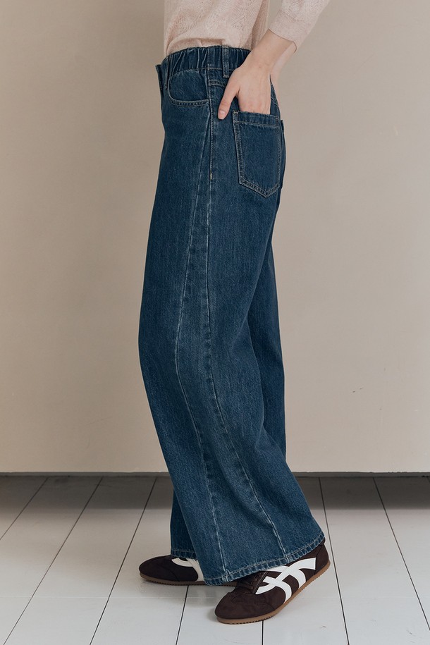 [25FA] 와이드레그 데님 팬츠 - DARK BLUE A5F8P35954는 여성용 데님 팬츠입니다. 짙은 다크 블루 컬러의 무지 면 소재로 제작되어 가을에 적합하며, 클래식한 스타일을 연출합니다. 하이웨스트 디자인과 와이드핏으로 현대적인 실루엣을 강조하며, 세련된 디자인이 돋보입니다. 가을 나들이룩이나 데이트룩에 매치하여, 미니멀하고 시크한 스타일을 완성해보세요.

