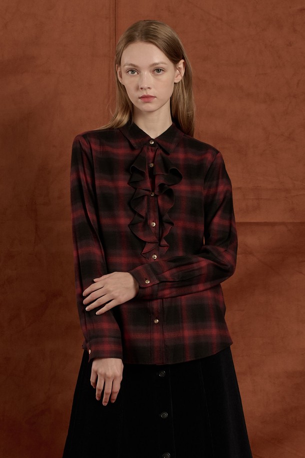 [25WT] 러플 체크 블라우스 - RED B5W9B40224는 여성용 블라우스로, 클래식하고 페미닌한 스타일을 연출합니다. 레드와 카키 두 가지 컬러로 출시되었으며, 면과 레이온 혼방 소재로 제작되어 부드러운 촉감을 선사합니다. 라운드넥에 긴 소매, 레귤러핏, 레귤러 기장으로 디자인되었으며, 체크 패턴과 러플 디테일이 특징입니다. 데이트룩, 카페룩, 모임룩 등 다양한 TPO에 미니멀, 클래식, 로맨틱 스타일로 연출할 수 있으며, 다양한 하의와 레이어드하여 사계절 내내 활용 가능합니다.
