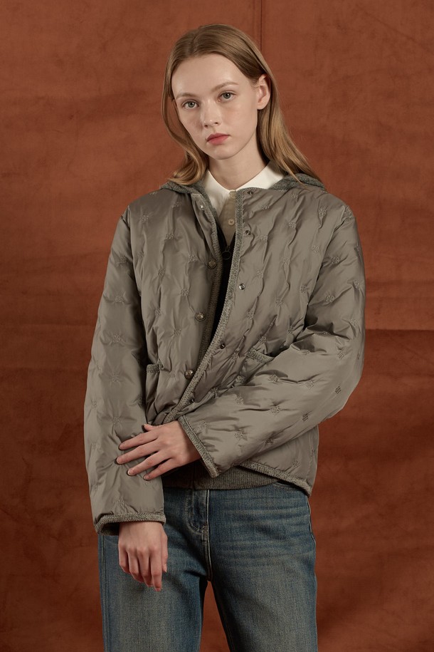 [25WT] 메탈 자수 구스 다운 - LIGHT M GRAY B5W9F80296는 여성용 아우터 구스다운입니다. 겨울철 일상 및 비즈니스 캐주얼에 적합하며, 베이직하고 캐주얼한 스타일을 연출합니다. LIGHT M GRAY 및 DARK BROWN 두 가지 색상으로 출시되었으며, 메탈 자수 포인트와 포켓 디테일이 특징입니다. 구스다운 충전재(솜털 80%, 깃털 20%)를 사용하여 가볍고 따뜻하며, 스트레이트 핏의 레귤러 기장으로 제작되었습니다. 긴 소매와 버튼 여밈 방식의 두꺼운 두께감으로 겨울철 보온성을 높였습니다.
