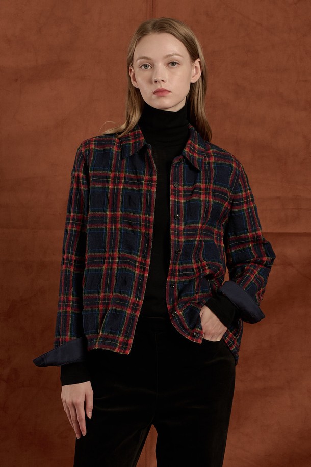 [25WT] 울 체크 블라우스 - NAVY B5W9B41055는 여성용 블라우스로, 가을과 겨울에 어울리는 두꺼운 울 소재의 체크 패턴이 특징입니다. 네이비와 그린 컬러로 출시되었으며, 클래식하고 베이직한 스타일을 연출합니다. 루즈핏으로 편안한 착용감을 제공하며, 긴 소매와 버튼 디테일이 돋보입니다. 일상복, 출근룩, 모임룩 등 다양한 TPO에 활용 가능하며, 아우터로도 활용할 수 있어 보온성을 높였습니다.
