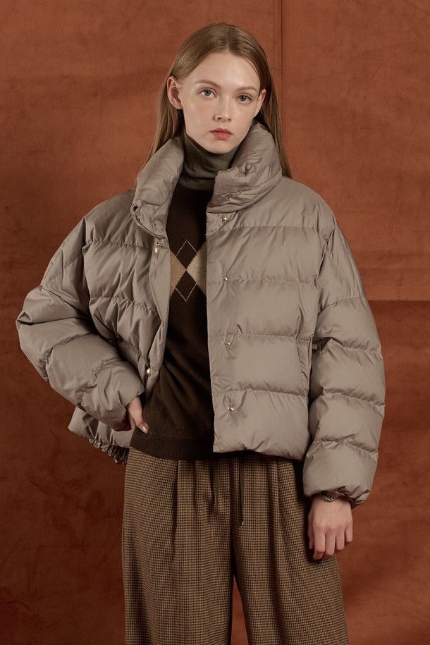 [25WT] 하이넥 구스 다운 - LIGHT KHAKI B5W9F80581은 겨울철 데일리룩에 어울리는 여성용 아우터입니다. 미니멀하고 클래식한 스타일을 추구하며, 은은한 LIGHT KHAKI 컬러가 특징입니다. 하이넥 디자인으로 목을 따뜻하게 감싸주며, 구스다운 충전재(솜털 80%, 깃털 20%)를 사용하여 뛰어난 보온성을 제공합니다. 부드러운 촉감의 폴리에스터 소재로 제작되었으며, 무지 패턴과 레귤러핏으로 깔끔한 실루엣을 연출합니다. 버튼 여밈 방식의 크롭 기장 긴소매 디자인으로, 다양한 스타일링에 활용하기 좋습니다.
