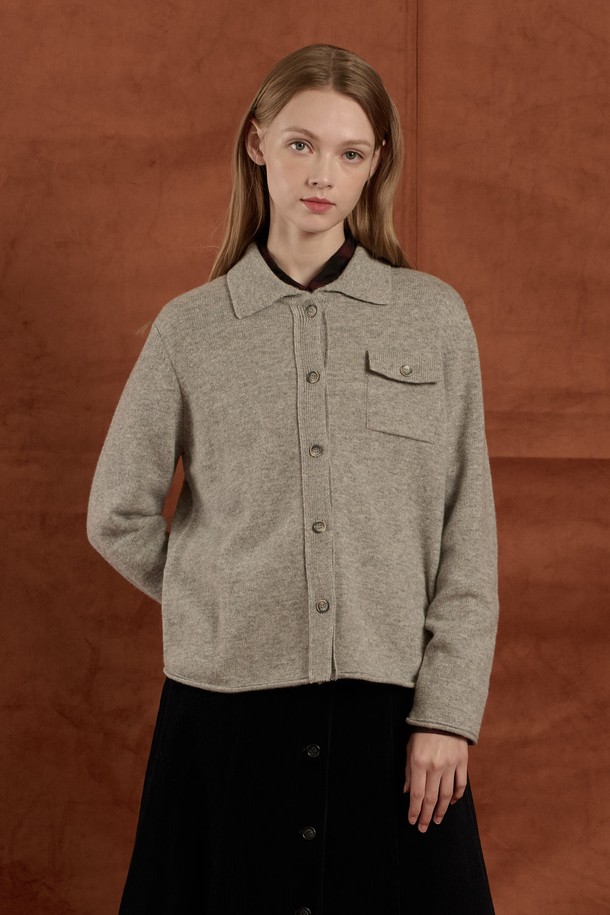 [25WT] 울 셔츠형 니트 가디건 - MULTI M GRAY B5W9K10597는 여성용 상의 니트 가디건입니다. 가을, 겨울 시즌에 어울리는 두꺼운 두께감의 울(모) 100% 소재로 제작되어 부드러운 촉감을 자랑합니다. 셔츠 칼라와 앞 단추 디자인, 왼쪽 가슴 포켓 디테일이 돋보이며, 베이직하고 클래식한 스타일을 연출합니다. 레귤러핏과 긴소매 기장으로 모임룩, 겨울 데일리룩 모두 소화 가능하며, 미니멀하고 클래식한 무드를 선호하는 분들께 추천합니다.
