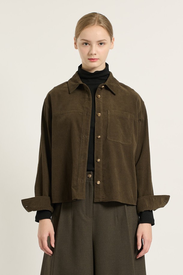 [25WT] 루즈핏 코듀로이 셔츠 - DARK KHAKI B5D9B40183는 넉넉한 루즈핏으로 편안한 착용감을 선사하는 셔츠입니다. 부드러운 촉감의 코듀로이 소재로 제작되어 봄, 가을 시즌에 활용하기 좋으며, 다크 카키 컬러가 세련된 분위기를 더합니다. 베이직하면서도 캐주얼한 스타일로, 출근룩이나 비즈니스 캐주얼, 혹은 캐주얼, 클래식, 미니멀 스타일 연출에도 적합합니다. 긴 소매와 카라 디자인, 그리고 실용적인 포켓 디테일까지 갖춰 활용도를 높였습니다. 두꺼운 두께감으로 보온성을 더했습니다.
