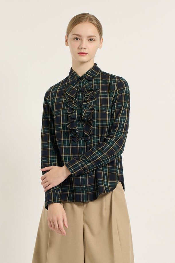 [25WT] 체크 훌 셔츠 - DARK GREEN (다크 그린)은 가을과 겨울에 어울리는 여성용 셔츠/블라우스입니다. 클래식한 무드의 다크 그린 컬러 체크 패턴에 레귤러핏과 긴소매 기장으로 제작되었습니다. 차이나칼라와 프릴 디테일이 돋보이며, 오피스룩, 모임룩, 데이트룩 등 다양한 TPO에 활용 가능합니다. 미니멀하고 시크한 스타일을 연출하기 좋은 아이템입니다.
