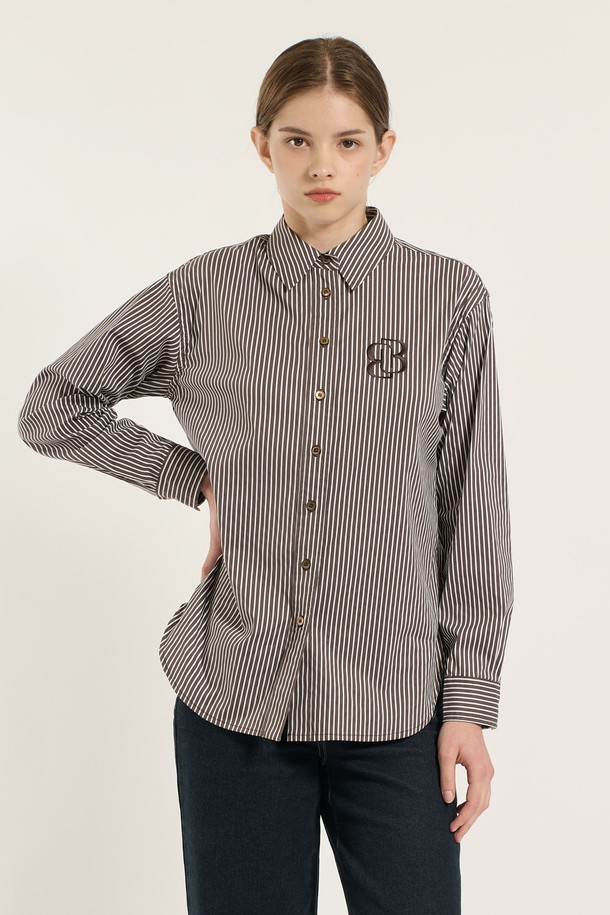 [25WT] 빅로고 스트라이프 셔츠 - BROWN B5D9B40374는 남성용 상의 셔츠로, 베이직하고 캐주얼한 스타일을 연출합니다. 봄, 가을에 적합하며, 레귤러핏과 레귤러 기장으로 편안한 착용감을 제공합니다. 브라운 컬러의 면 소재에 스트라이프 패턴과 빅 로고 디테일이 포인트로 더해졌습니다. 차이나칼라와 긴소매 디자인으로, 캐주얼, 클래식, 미니멀한 스타일을 모두 소화할 수 있습니다.
