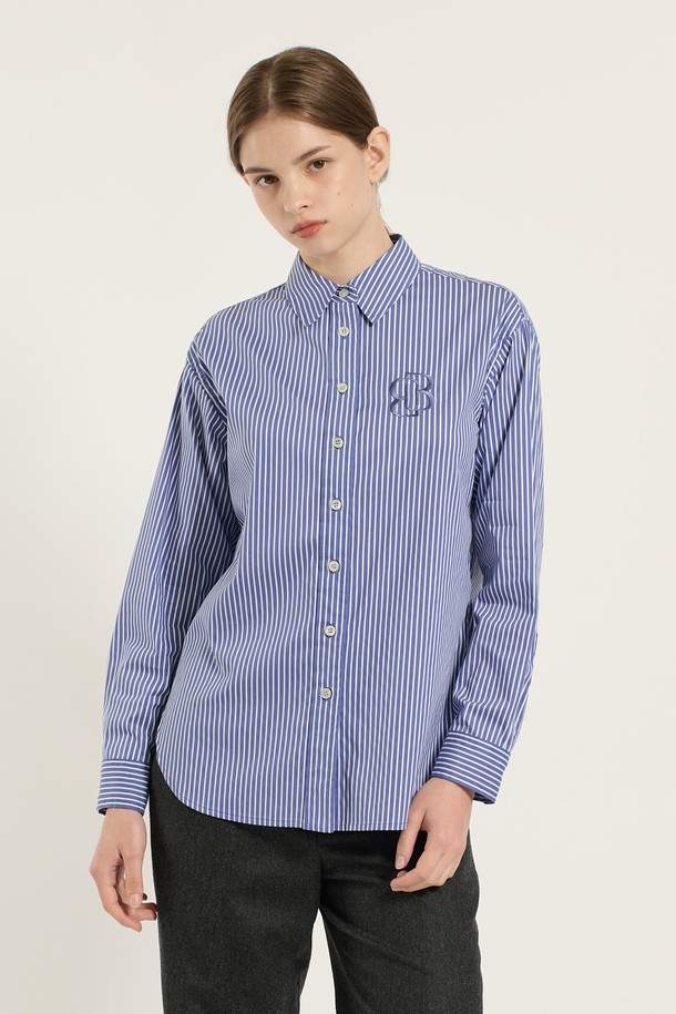 [25WT] 빅로고 스트라이프 셔츠 - M BLUE(블루)는 여성용 셔츠/블라우스입니다. 봄, 여름에 착용하기 좋은 얇은 두께의 면 소재 레귤러핏 셔츠로, 베이직하고 클래식한 스타일을 연출합니다. 차이나칼라, 긴 소매, 버튼 여밈 방식이며, 뻣뻣한 촉감과 빅로고 디테일이 특징입니다. 출근룩, 오피스룩, 비즈니스 캐주얼에 활용하기 좋으며, 클래식하고 미니멀한 스타일을 선호하는 분들께 추천합니다. 스트라이프 패턴과 빅로고 디자인이 돋보이는 셔츠입니다.
