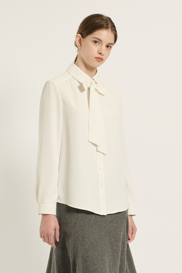[25WT] 셔츠카라 타이 블라우스 - IVORY B5D9B40413는 여성스러운 실루엣을 연출하는 아이보리 컬러의 블라우스입니다. 셔츠 카라 디자인과 타이 디테일이 클래식하면서도 엘레강스한 분위기를 선사합니다. 봄, 가을 시즌에 적합하며, 레귤러 핏과 긴 소매 기장으로 편안하게 착용할 수 있습니다. 오피스룩, 모임룩, 소개팅룩 등 다양한 TPO에 활용 가능하며, 미니멀, 로맨틱 스타일을 즐기는 분들께 추천합니다. 무지 디자인으로 어떤 하의와도 쉽게 매치할 수 있어 활용도가 높습니다.
