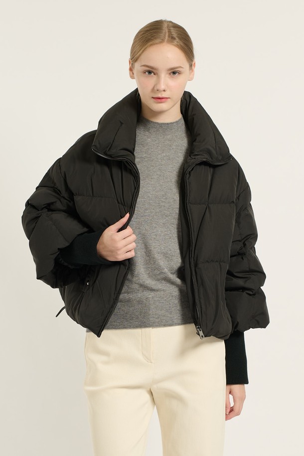 [25WT] 니트 소매 덕 다운 - BLACK B5D9F87699은 겨울철 캐주얼 스타일을 위한 여성용 오버핏 크롭 패딩입니다. 부드러운 촉감의 나일론 소재와 두꺼운 두께로 제작되어 보온성을 높였습니다. 블랙 컬러의 무지 디자인에 니트 소매 디테일이 돋보이며, 집업 스타일로 편안하게 착용 가능합니다. 안감 또한 패딩 처리되어 더욱 따뜻하게 착용할 수 있습니다. 미니멀한 스타일을 선호하는 분들께 추천합니다.
