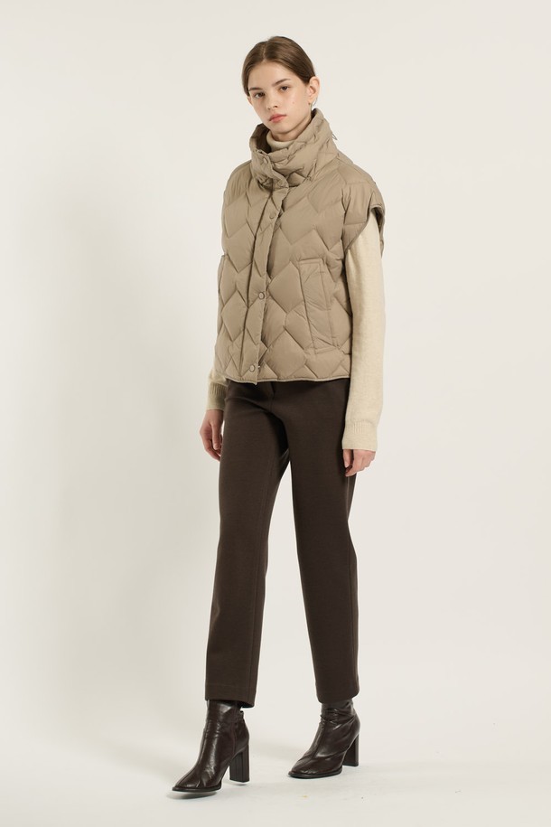 [25WT] 다이아 베스트 덕 다운 - M BEIGE B5D9F87872는 겨울철 캐주얼룩을 위한 여성 베스트입니다. 부드러운 촉감의 덕다운 소재, 두꺼운 두께감으로 따뜻함을 선사하며, 다이아몬드 퀼팅 패턴이 돋보입니다. 크롭 기장에 오버핏으로 디자인되어 편안한 착용감을 제공하며, 하이넥과 집업 여밈 방식으로 보온성을 높였습니다. 캠핑룩, 미니멀, 클래식 스타일 연출에 활용하기 좋습니다. 베이지 컬러로 다양한 겨울 스타일링에 매치하기 용이합니다.
