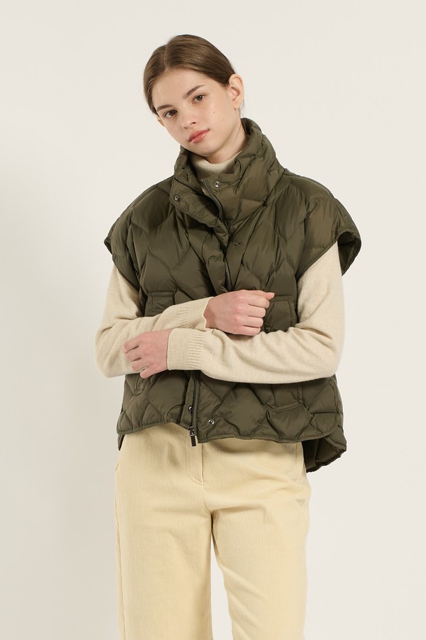 [25WT] 다이아 베스트 덕 다운 - KHAKI B5D9F87845는 여성용 캐주얼 패딩 베스트입니다. 겨울철에 적합하며, 부드러운 촉감의 덕다운 충전재와 두꺼운 두께로 따뜻함을 제공합니다. 카키색 무지 디자인에 레귤러핏과 레귤러 기장으로 제작되었으며, 퀄팅 디자인이 특징입니다. 스냅 여밈 방식으로 간편하게 착용할 수 있으며, 민소매 스타일로 레이어드 연출에 용이합니다. 캐주얼, 미니멀, 클래식 스타일을 선호하는 고객에게 적합합니다.
