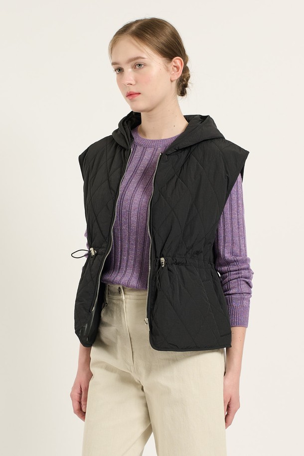 [25WT] 스트링 후드 퀼팅 베스트 - BLACK B5D9G17199는 가을, 겨울철에 따뜻하게 착용할 수 있는 여성용 베스트입니다. 블랙 색상의 퀼팅 패턴으로 캐주얼하고 스포티한 스타일을 연출하며, 레귤러 핏으로 편안하게 착용 가능합니다. 부드러운 폴리에스테르 소재로 제작되어 촉감이 좋으며, 두꺼운 두께감으로 보온성을 높였습니다. 후드 디자인과 스트링 디테일로 포인트를 더하여 산책룩, 캠핑룩 등 다양한 TPO에 활용하기 좋습니다. 민소매 디자인으로 활동성을 높였으며, 미니멀한 스타일을 선호하는 분들께 추천합니다.
