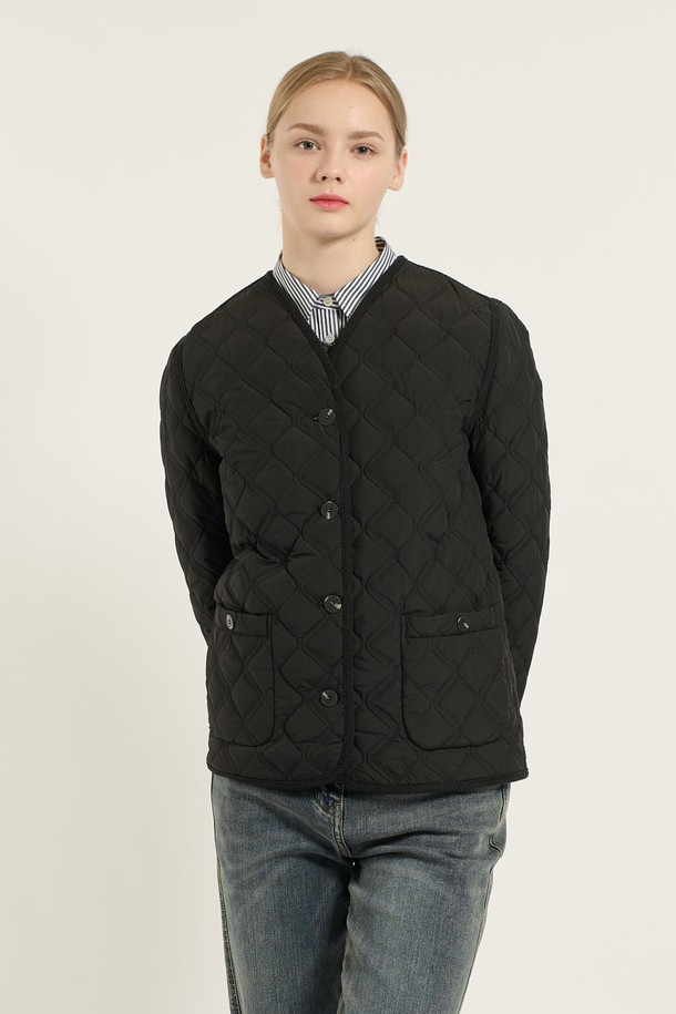 [25WT] 브이넥 바인딩 퀼팅 - BLACK B5D9G87699는 여성용 아우터 점퍼입니다. 가을과 겨울에 적합하며, 베이직하고 캐주얼한 스타일을 연출할 수 있습니다. 블랙 색상의 퀼팅 패턴, 레귤러 기장의 두꺼운 두께감으로 따뜻함을 더합니다. 브이넥 디자인과 버튼 여밈 방식, 레귤러 핏으로 편안하게 착용할 수 있으며, 바인딩 디테일이 특징입니다. 캐주얼, 클래식, 미니멀 무드를 즐기는 분들께 추천합니다.
