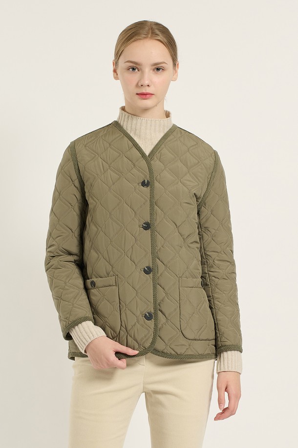 [25WT] 브이넥 바인딩 퀼팅 - KHAKI (카키) B5D9G87645는 여성용 점퍼입니다. 봄, 가을에 어울리는 두꺼운 두께감의 크롭 기장 아우터로, 베이직하고 캐주얼한 스타일을 연출합니다. 브이넥 라인과 바인딩, 퀼팅 디자인이 특징이며, 긴 소매와 버튼 여밈 방식으로 제작되었습니다. 레귤러핏으로 제작되어 편안한 착용감을 선사하며, 데일리룩에 활용하기 좋습니다.
