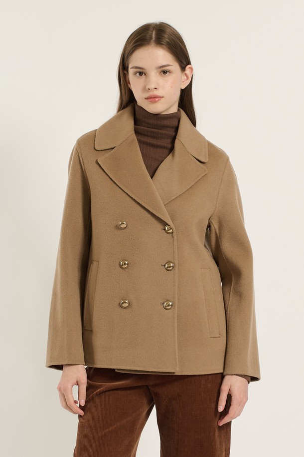 세련된 무드의 여성 [25WT] 더블 단추 핸드메이드 재킷입니다. 베이지 컬러와 울 소재, 두꺼운 두께감으로 가을, 겨울 시즌에 따뜻하고 포근하게 착용할 수 있습니다. 클래식하고 미니멀한 디자인에 테일러드 칼라와 레귤러핏으로 세련된 실루엣을 연출합니다. 오피스룩, 출근룩, 모임룩 등 다양한 TPO에 활용 가능한 아이템입니다. 긴 소매 기장과 핸드메이드 코트 타입으로 완성도를 높였습니다.
