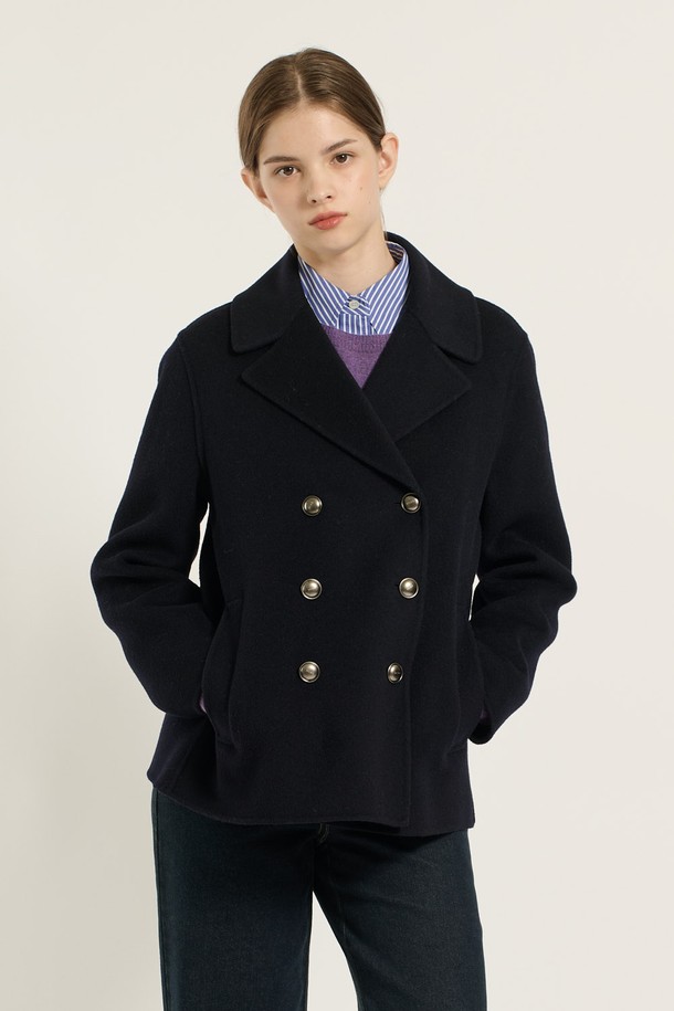 [25WT] 더블 단추 핸드메이드 재킷 - DARK NAVY B5D9H80156는 가을과 겨울, 당신의 품격을 높여줄 여성용 아우터입니다. 다크 네이비 컬러의 무지 디자인으로, 클래식하고 미니멀한 스타일을 연출합니다. 울 소재와 두꺼운 두께감으로 따뜻함을 선사하며, 레귤러핏과 레귤러 기장으로 편안한 착용감을 제공합니다. 더블 버튼 디테일이 돋보이는 핸드메이드 코트로, 오피스룩, 출근룩, 모임룩 등 다양한 TPO에 활용 가능합니다.
