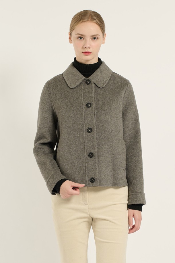 [25WT] 스탠카라 크롭 핸드메이드 재킷은 여성용 아우터로, 가을과 겨울에 착용하기 좋은 두꺼운 울 소재의 재킷입니다. 미니멀하고 클래식한 스타일을 추구하며, 오피스룩, 출근룩, 모임룩에 적합합니다. 그레이 컬러의 무지 패턴으로, 레귤러핏과 스탠카라 디자인, 버튼 여밈 방식, 긴 소매 기장, 크롭 기장이 특징입니다. 핸드메이드 방식으로 제작되어 고급스러운 분위기를 연출하며, 클래식, 미니멀, 시크 스타일을 좋아하는 여성분들께 추천합니다.
