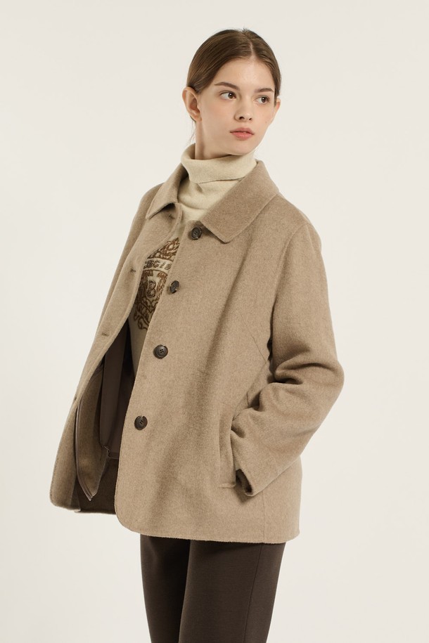 세련된 무드를 연출하는 [25WT] 싱글 브레스트 핸드메이드 하프 코트입니다. 부드러운 촉감의 울 소재로 제작되어 가을, 겨울 시즌에 따뜻하게 착용할 수 있습니다. 베이지 컬러의 무지 디자인과 레귤러핏, 하프 기장으로 미니멀하고 클래식한 스타일을 완성합니다. 싱글 버튼 여밈 방식과 긴 소매 디자인으로 출근룩, 오피스룩, 모임룩 등 다양한 TPO에 활용 가능합니다. 핸드메이드 공법으로 제작되어 높은 퀄리티를 자랑하는 싱글 코트입니다.
