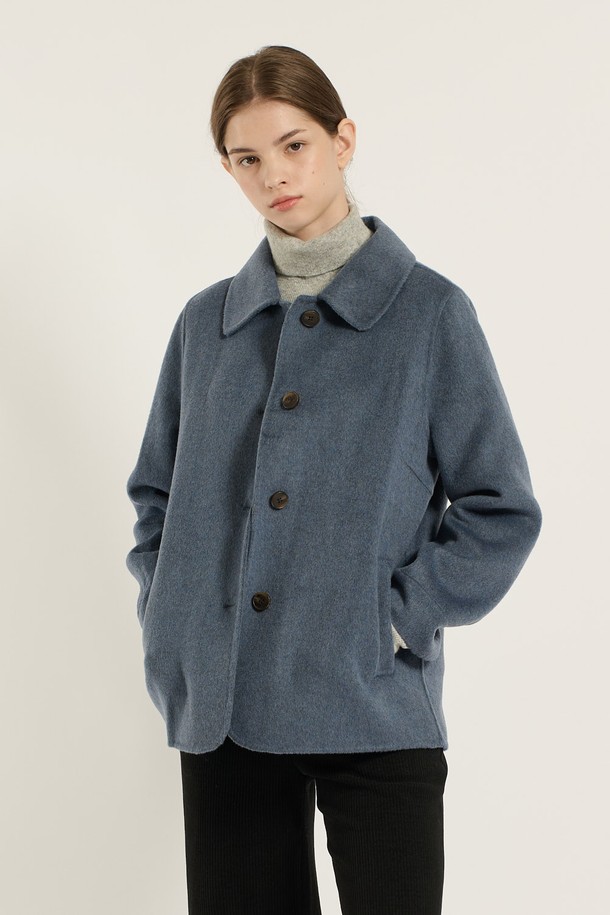 [25WT] 싱글 브레스트 핸드메이드 하프 코트 - M BLUE B5D9H87253는 가을, 겨울 시즌에 어울리는 여성용 하프 코트입니다. 클래식하고 미니멀한 스타일로, 울 소재 특유의 부드러운 촉감과 두꺼운 두께감이 특징입니다. 핸드메이드 방식으로 제작되어 고급스러움을 더하며, 싱글 버튼 여밈 방식으로 깔끔한 실루엣을 연출합니다. 레귤러핏으로 제작되어 편안한 착용감을 제공하며, 출근룩, 오피스룩, 모임룩 등 다양한 TPO에 활용 가능합니다.
