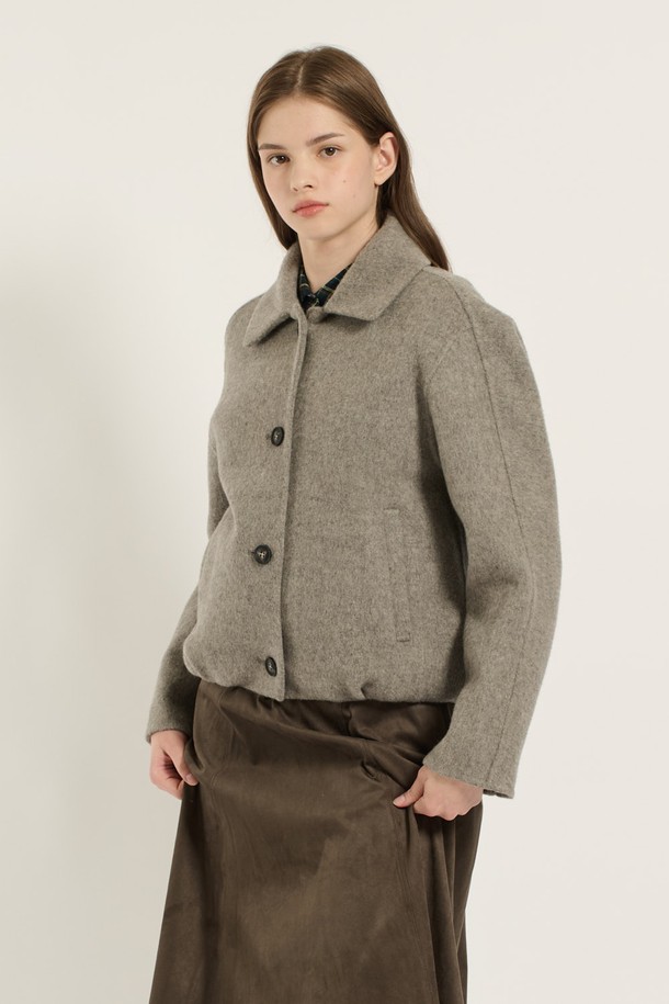 [25WT] 스탠카라 스트링볼륨 핸드메이드 재킷은 여성용 아우터입니다. 클래식하고 미니멀한 스타일의 그레이 컬러 자켓으로, 가을과 겨울에 착용하기 좋습니다. 울 소재의 두꺼운 두께감과 뻣뻣한 촉감이 특징이며, 핸드메이드 방식으로 제작되어 볼륨감 있는 실루엣을 연출합니다. 레귤러핏에 버튼 여밈 방식이며, 크롭 기장과 긴 소매 디자인으로 세련된 오피스룩, 출근룩, 모임룩을 완성해보세요.
