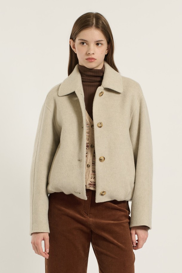 [25WT] 스탠카라 스트링볼륨 핸드메이드 재킷 - OATMEAL B5D9J10277은 가을과 겨울, 여성 고객을 위한 아우터입니다. 오트밀 컬러의 무지 디자인으로, 클래식하고 미니멀한 스타일을 연출합니다. 루즈 핏의 스탠카라 재킷으로, 부드러운 울 소재와 두꺼운 두께감이 특징입니다. 긴 소매 기장과 핸드메이드 코트 타입으로, 오피스룩, 출근룩, 모임룩 등 다양한 TPO에 활용 가능합니다. 볼륨감을 더해 시크한 매력을 선사하며, 버튼 여밈 방식으로 간편하게 착용할 수 있습니다.
