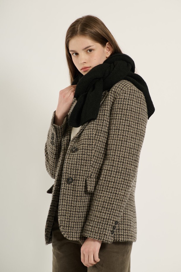 [25WT] 부클 체크 재킷 - M BROWN B5D9J10779는 부드러운 부클 소재로 제작된 여성용 자켓입니다. 브라운 컬러의 클래식한 체크 패턴이 특징이며, 가을과 겨울에 따뜻하게 착용할 수 있습니다. 싱글 버튼 여밈 방식과 테일러드 코트 타입으로, 오피스룩, 출근룩, 모임룩 등 다양한 TPO에 활용 가능합니다. 레귤러핏과 긴 소매 기장으로 편안함을 더했으며, 포켓 디테일이 돋보입니다. 클래식하고 미니멀한 스타일을 연출하기에 좋은 아이템입니다.
