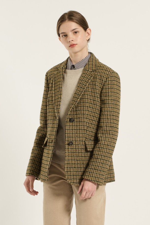 [25WT] 부클 체크 재킷 - MUSTARD B5D9J10733는 가을, 겨울 시즌에 어울리는 여성용 크롭 자켓입니다. 부드러운 촉감의 부클 소재와 두꺼운 두께감으로 따뜻함을 선사하며, 클래식한 무드의 체크 패턴이 특징입니다. 싱글 버튼 여밈 방식과 레귤러 핏으로 편안하게 착용 가능하며, 데이트룩, 모임룩, 출근룩 등 다양한 TPO에 활용할 수 있습니다. 미니멀, 시크 스타일을 즐기는 분들께 추천하며, 긴 소매와 크롭 디자인으로 세련된 실루엣을 연출합니다.
