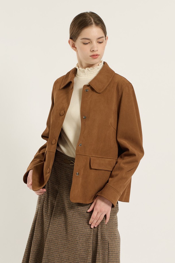 [25WT] 인조 스웨이드 재킷 - CAMEL B5D9J11480은 여성용 자켓으로, 부드러운 촉감의 인조 스웨이드와 인조 가죽 소재로 제작되었습니다. 봄, 가을에 어울리는 얇은 두께의 레귤러핏 테일러드 코트 타입이며, 카멜 컬러의 무지 디자인이 특징입니다. 싱글 버튼 여밈 방식과 긴 소매, 포켓 디테일이 돋보이는 클래식하고 미니멀한 스타일의 재킷입니다. 오피스룩, 출근룩, 모임룩 등 다양한 TPO에 시크하게 매치할 수 있습니다.
