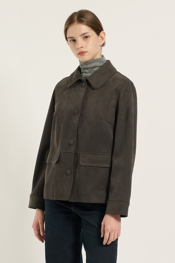 [25WT] 인조 스웨이드 재킷 - DARK GRAY B5D9J11417는 여성용 자켓입니다. 다크 그레이 컬러의 무지 디자인으로, 가을과 겨울에 착용하기 좋은 두꺼운 두께감의 레귤러핏 자켓입니다. 부드러운 촉감의 인조 스웨이드와 인조 가죽 소재를 사용하여 고급스러운 느낌을 줍니다. 싱글 버튼 여밈 방식과 카라 디테일이 돋보이며, 출근룩이나 미니멀, 클래식 스타일 연출에 적합합니다. 긴 소매 기장의 레귤러 기장 자켓입니다.
