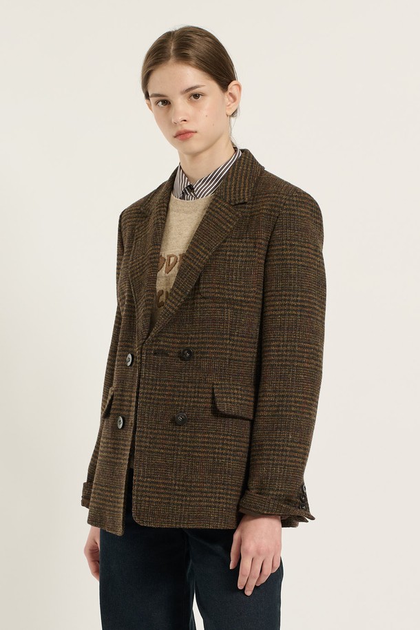 [25WT] 더블단추의 테일러드 카라 재킷 - BROWN B5D9J11574는 클래식한 무드의 여성 자켓입니다. 브라운 컬러의 울 소재로 제작되어 가을, 겨울 시즌에 적합하며, 두꺼운 두께감으로 따뜻함을 더합니다. 테일러드 카라 디자인과 더블 버튼 여밈 방식이 특징이며, 레귤러 핏으로 제작되어 편안한 착용감을 선사합니다. 오피스룩과 모임룩에 적합하며, 미니멀하고 클래식한 스타일을 연출할 수 있습니다.
