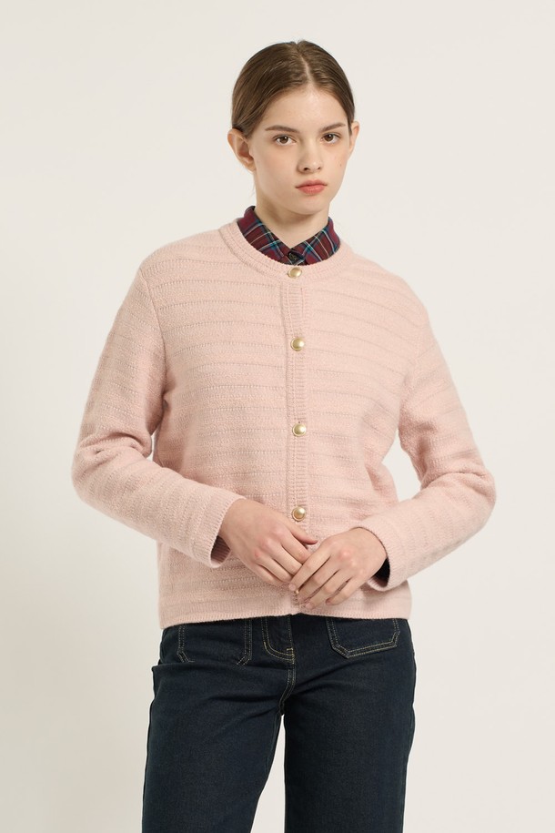 [25WT] 글리터 텍스처 스트라이프 가디건 - PINK B5D9K10222는 여성용 가디건으로, 봄, 가을에 어울리는 엘레강스 스타일을 연출합니다. 핑크 컬러의 니트 소재에 크롭 기장과 긴 소매가 특징이며, 레귤러핏 라운드넥 디자인으로 제작되었습니다. 스트라이프 패턴과 글리터 텍스처 디테일이 더해져 데이트룩, 모임룩에 포인트를 줄 수 있습니다. 부드러운 촉감의 얇은 두께로 클래식, 미니멀, 로맨틱 스타일을 즐겨 입는 분들께 추천합니다.
