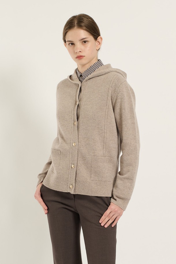 [25WT] 울 버튼 후드 가디건 - DARK BEIGE (B5D9K10373)는 여성용 상의 가디건입니다. 다크 베이지 색상의 울 소재로 제작되어 가을, 겨울에 착용하기 좋습니다. 베이직하고 캐주얼한 스타일로, 레귤러 핏에 긴 소매 기장과 레귤러 기장으로 디자인되었습니다. 후드 디자인과 버튼 여밈 방식으로, 출근룩이나 모임룩에 활용하기 좋으며, 캐주얼, 클래식, 미니멀 스타일을 연출할 수 있습니다. 두꺼운 두께감과 부드러운 촉감으로 편안하게 착용할 수 있습니다.
