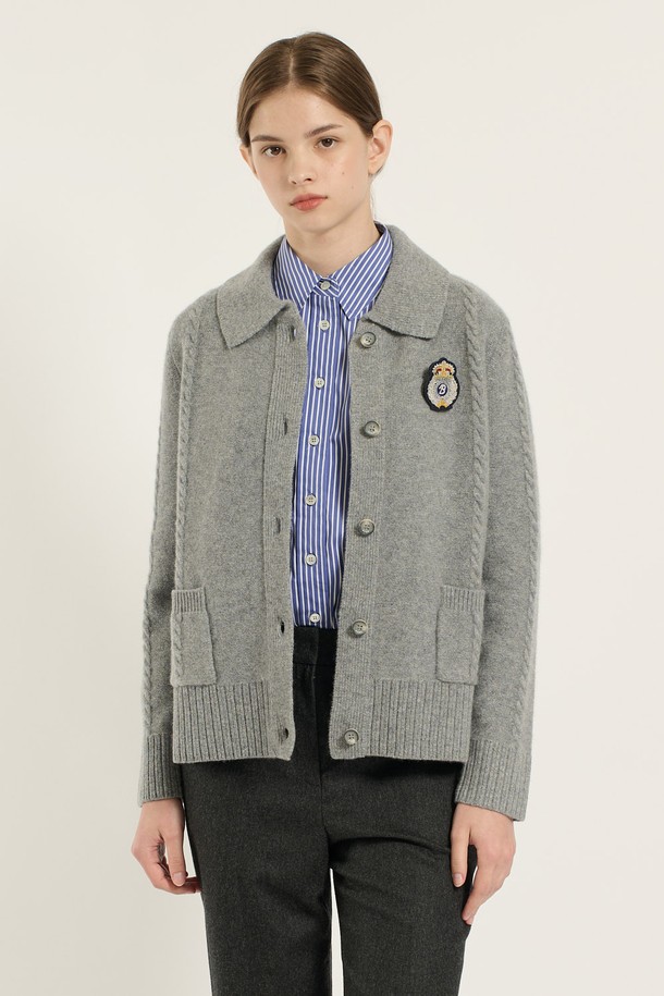 [25WT] 케이블 카라 가디건 - MULTI M GRAY (멀티 M 그레이) B5D9K10897는 여성용 케이블 카라 가디건입니다. 두꺼운 두께감의 니트 소재로 제작되어 가을, 겨울철에 따뜻하게 착용할 수 있습니다. 베이직하고 클래식한 스타일로, 레귤러핏과 레귤러 기장으로 편안한 착용감을 선사합니다. 차분한 그레이 컬러에 멀티 컬러 디테일이 더해져 포인트를 주며, 버튼 여밈 방식으로 간편하게 착용 가능합니다. 출근룩과 모임룩, 그리고 미니멀, 캐주얼, 클래식 스타일을 즐겨 입는 고객에게 추천합니다.
