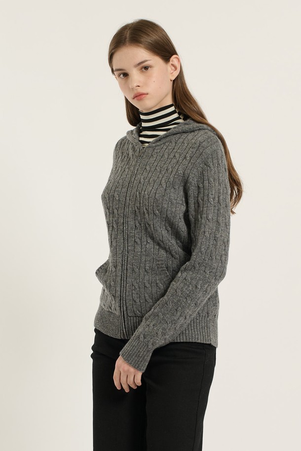 [25WT] 케이블 후드 집업 가디건 - MULTI M GRAY B5D9K17297은 여성용 상의 니트/스웨터 카테고리에 속하는 그레이 컬러의 가을/겨울용 가디건입니다. 베이직하고 캐주얼한 스타일로, 레귤러 기장의 긴소매 후드 디자인이며, 부드러운 울 소재에 케이블 패턴이 특징입니다. 레귤러핏으로 제작되었으며, 두꺼운 두께감과 집업 여밈 방식으로 편안하게 착용할 수 있습니다. 캐주얼, 클래식, 미니멀 스타일을 즐겨 입는 고객에게 적합합니다.
