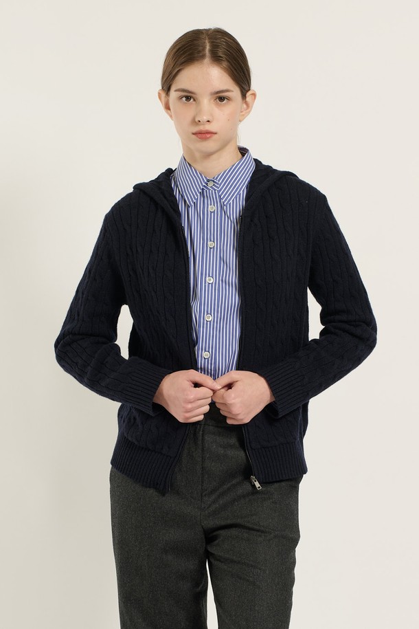 [25WT] 케이블 후드 집업 가디건 - NAVY B5D9K17255는 부드러운 니트 소재로 제작된 여성용 가디건입니다. 네이비 컬러에 케이블 패턴이 돋보이며, 레귤러 핏으로 편안하게 착용할 수 있습니다. 후드 디테일과 집업 디자인으로 캐주얼하고 미니멀한 스타일을 연출합니다. 간절기 시즌, 산책이나 집콕 시 따뜻하고 포근하게 걸치기 좋습니다. 봄, 가을에 어울리는 두꺼운 두께감으로 활용도가 높습니다.
