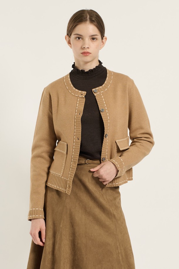 [25WT] 스티치 배색 가디건 - CAMEL B5D9K17780은 여성용 가디건으로, 봄, 가을에 착용하기 좋은 아이템입니다. 부드러운 니트 소재로 제작되어 편안한 착용감을 선사하며, 레귤러핏과 라운드넥 디자인으로 베이직하면서도 활용도 높은 스타일을 연출합니다. 카멜 컬러에 스티치 배색 디테일이 더해져 포인트를 주며, 긴 소매 기장과 중간 두께감으로 간절기부터 초겨울까지 폭넓게 활용할 수 있습니다. 출근룩, 모임룩 등 다양한 TPO에 클래식, 미니멀, 캐주얼 스타일로 코디하기 좋습니다.
