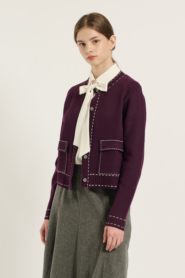 세련된 무드를 연출하는 [25WT] 스티치 배색 가디건 - PURPLE(퍼플)입니다. 부드러운 니트 소재에 라운드넥 디자인으로 편안한 착용감을 선사하며, 레귤러 핏과 얇은 두께감으로 봄, 가을 시즌에 활용하기 좋습니다. 클래식하고 엘레강스한 스타일을 살려주는 스티치 배색 디테일이 돋보이며, 데이트룩, 모임룩, 소개팅룩 등 다양한 TPO에 매치하기 용이합니다. 미니멀, 로맨틱 스타일을 즐겨 입는 여성분들께 추천하는 아이템입니다. 긴 소매 기장으로 더욱 여성스러운 분위기를 더합니다.
