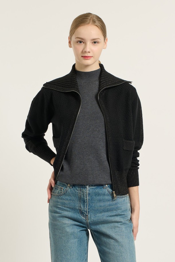 [25WT] 와이드 카라 니트 집업 - BLACK B5D9K17999는 여성용 상의 니트/스웨터입니다. 가을, 겨울에 착용하기 좋으며, 일상 및 캐주얼 룩에 적합합니다. 블랙 컬러의 레귤러핏 제품으로, 클래식, 모던, 캐주얼 스타일을 연출할 수 있습니다. 폴리에스테르, 레이온, 아크릴, 나일론 혼방 소재로 제작되었으며, 부드러운 촉감과 보통 두께감으로 편안하게 착용할 수 있습니다. 와이드 카라 넥 라인과 긴 소매, 지퍼 여밈 방식, 포켓 및 리브 짜임 디자인으로 포인트를 더했습니다.
