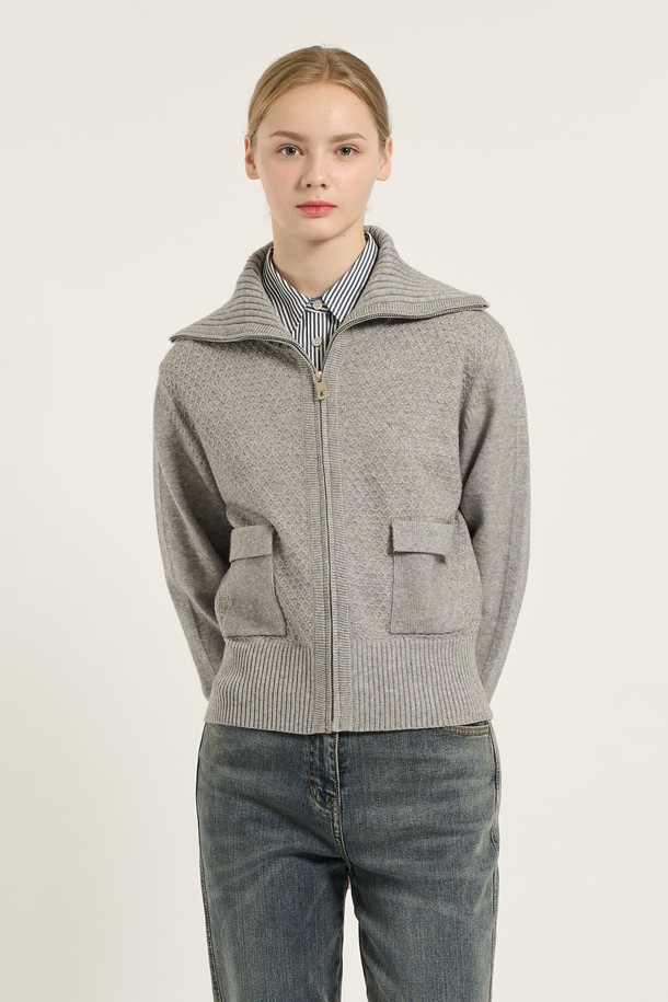 [25WT] 와이드 카라 니트 집업은 여성 의류로, 일상 및 캐주얼 스타일을 위한 니트/스웨터입니다. M GRAY (그레이) 컬러의 레귤러핏 긴소매 디자인으로, 봄, 가을, 겨울 계절에 착용하기 좋습니다. 와이드 카라와 포켓 디테일이 돋보이며, 무지 또는 골지 패턴으로 베이직하면서도 캐주얼한 무드를 연출합니다. 출근룩, 미니멀, 클래식 스타일에도 잘 어울리는 활용도 높은 아이템입니다.
