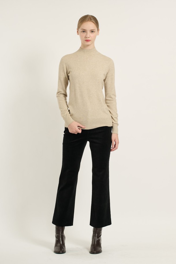 세련된 무드의 여성 [25WT] 반하이넥 니트 - LIGHT BEIGE B5D9K47971입니다. 부드러운 촉감의 폴리에스터, 아크릴, 나일론, 모, 레이온 혼방 소재로 제작되어 가을, 겨울 시즌에 따뜻하게 착용하기 좋습니다. 레귤러핏에 반하이넥 디자인으로 클래식, 모던, 베이직한 스타일을 연출하며, 오피스룩, 출근룩, 모임룩 등 다양한 TPO에 활용 가능합니다. 라이트 베이지, 브라운, 미디엄 그레이, 블랙 4가지 다채로운 컬러로 만나보세요. 골지 패턴으로 포인트를 더했으며, 핏은 레귤러, 소매는 긴 기장입니다.
